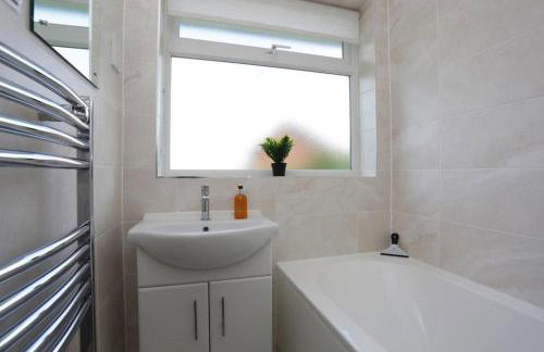 CHURCH ROAD by BOURNECOAST - A Spacious Bungalow in the Popular Hengistbury Head Area Near the Sandy Beaches - HB5830 - Foto 16