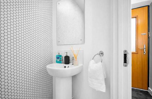 2 Bedroom House with 4 Beds, 3 Doubles & 1 Single - In Salford, 10 mins Uber from Manchester City Centre - Located in Salford close to Old Trafford, Manchester united, Trafford Park, Salford Quays & more! With Garden & Parking - By MAEVELA Manchester - Foto 16