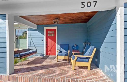 Cozy Farmhouse w Treehouse Fire Pit 1 Mile to Beach Close to Skiing Adventures 1226 - Foto 11