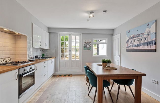 Hove Actually House - 4 Bedrooms - Garden - Photo 1