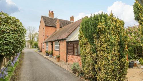 Lovely Comfortable 3 Bed Home, Worcester - Photo 2