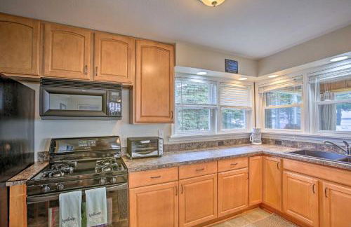 Peaceful Lakefront Houghton Lake Property with Patio - Foto 8