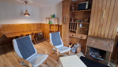 Peña del viento a pie de pistas estación San Isidro - Foto 2