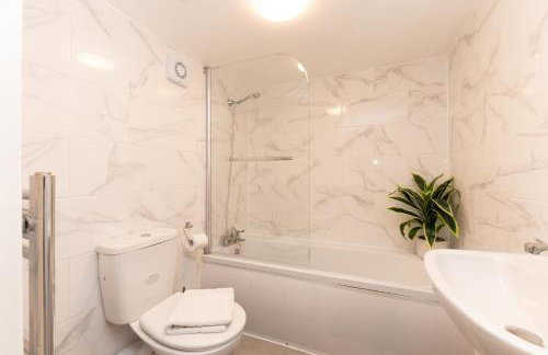 Spacious 4BR Home Walk to Station Parking - Pass the Keys - Foto 36