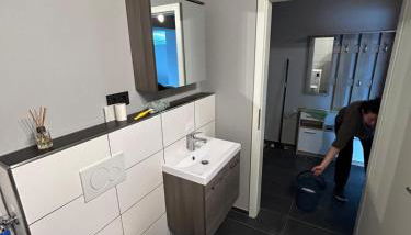 Gemütliche Ferienwohnung mit 1 Schlafzimmer, Wohnzimmer mit Schlafcouch & voll ausgestattete Küche - Foto 4, Shower