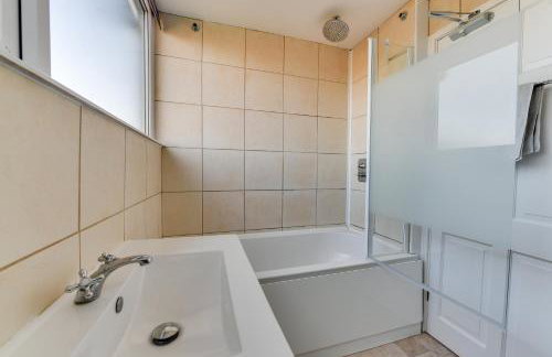 3 BR Home l Free Parking l 5 Guests l Garden l Long Stays l - Foto 12