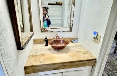 Log Casita Overlooking Pond and Waterfall near Taos, New Mexico - Foto 28