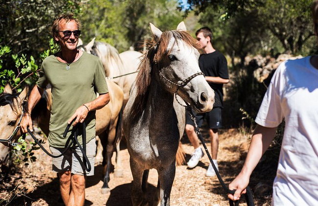 Santuario de Caballos: Un paseo por la naturaleza con Caballos Rescatados a tu lado - Foto 1