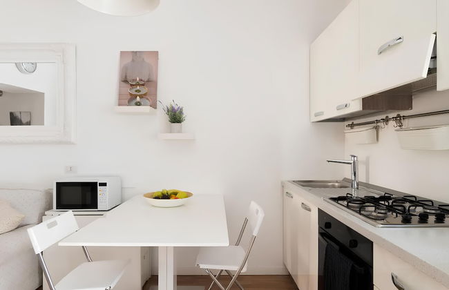 Charming Milanese Apartments - Photo 26