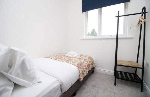 Modern and Cosy 3 Bed House Close to Cardiff City Centre perfect for Family Relocations, Contractors & Groups by Gurkha Stay with Free Parking and Wifi - Foto 19