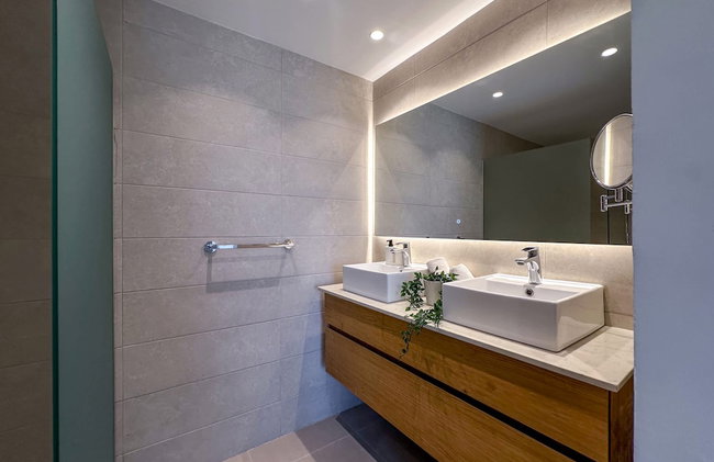Exclusive Penthouse With Picuzzi Steps From Beach - Foto 37