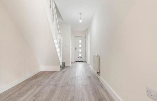 Modern 4-Bed, Parking, Pool Table, Sleeps 11 - Foto 10