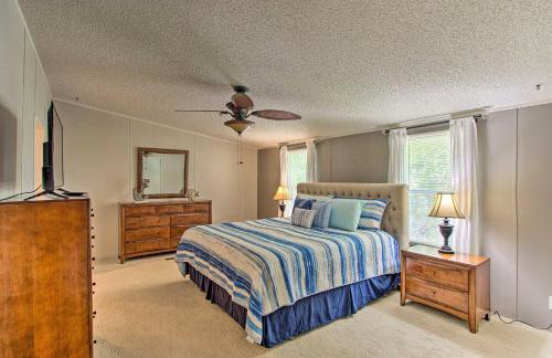 Lakefront Retreat with Pier, Bar Hut and Fireplace! - Foto 11