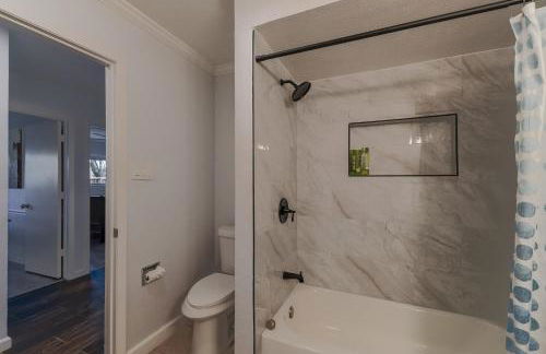 Beautiful home with backyard - Photo 26