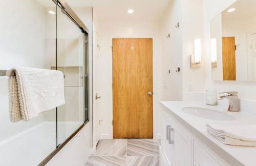 Two Bedroom, Two Newly Renovated Bathrooms, Deck - Foto 26