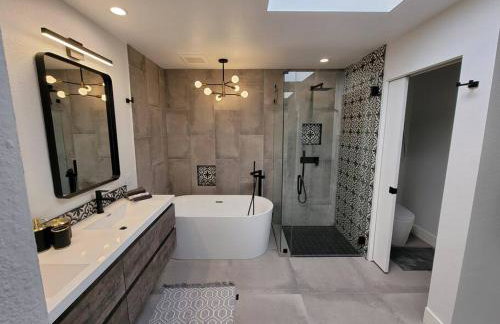 Upscale mid century on the green w Private Hot Tub - Foto 60