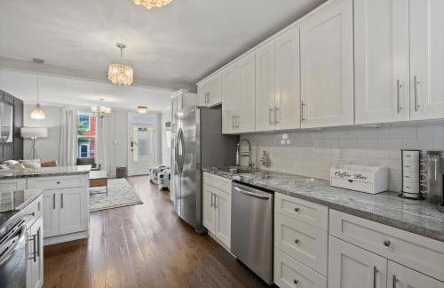 Charming 4BR with Private Patio and Historic Row Downtown - Foto 8