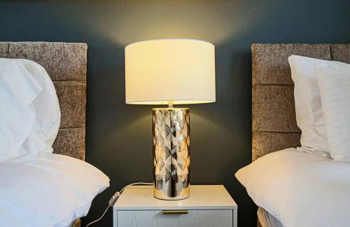 Luxury 5 Bedroom 3 Bathroom House - Smart TVs with Sky and Netflix, Super Fast WiFi, Free Parking by Yoko Property - Foto 21