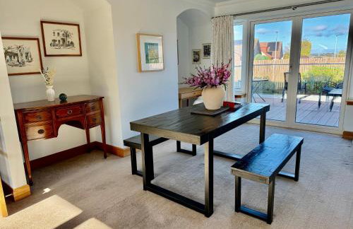 Golf View Spacious Bungalow 2 Bathrooms, Free Parking WiFi - Photo 14