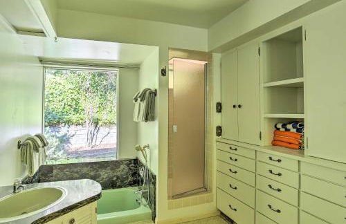 Woodsy Willow Creek Getaway with Pool and Deck! - Foto 18