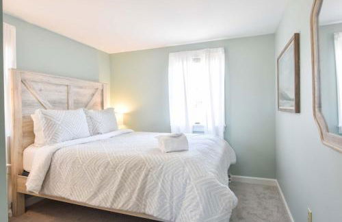 Beautiful Home Close to Ponds and Beach - Photo 15