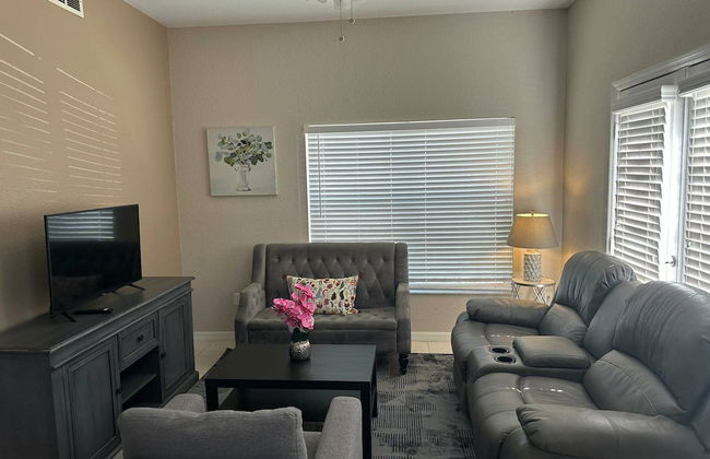 Charming Townhouse Near Disney - Photo 2