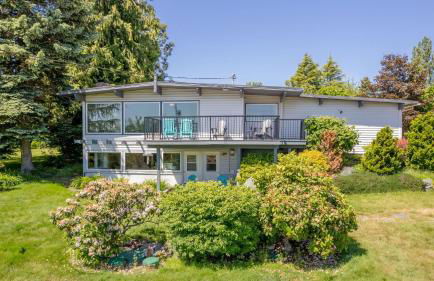 Sunny Side Island Retreat by Avantstay Backyard - Photo 34