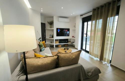 Floral Home 2 - 1st floor apt with private parking! - Photo 26