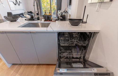 Cozy Brooklyn Getaway with Balcony - Foto 14