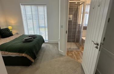 3 Bed Home with Driveway Parking for Contractors & Family stays in Stafford - Foto 9