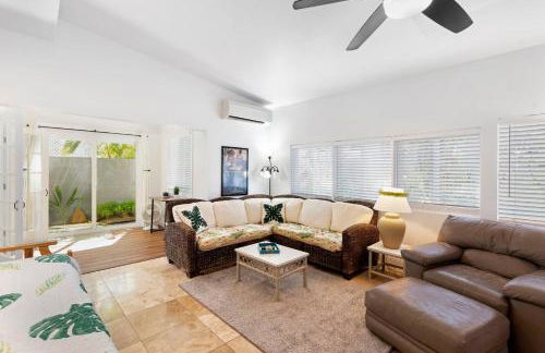 Stylish 1BR Apartment with AC Full Kitchen & WD - Just Steps to the Beach - Photo 3