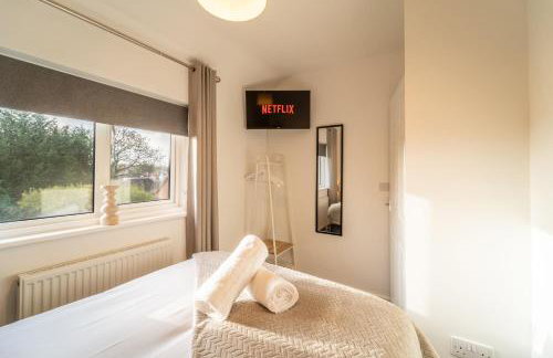 Cosy 3-Bed House With Parking, 5 Mins to QE & Uni - Photo 2