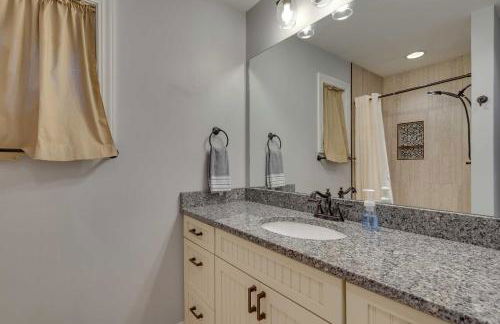 Lakefront Butler Home with Hot Tub and Fire Pit! - Foto 16