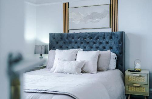 Luxury 3-Bedroom Apartment with 75-Inch TV, Fireplace & Terrace near Manchester Airport - Photo 6