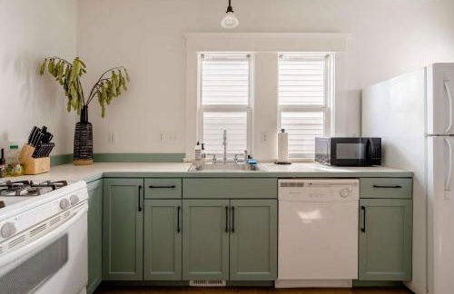 Hipster Vibe Apartment - Food Carts & Live Music - Photo 14