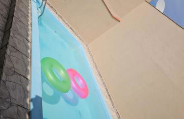 Casa Maravilhosa, Pé na Areia com Piscina, Área Gourmet com Churrasqueira em Deck Coberto Frente a Piscina, Mesa de Bilhar, 4 Quartos Confortáveis, Sendo 2 Suítes, Cozinha Americana e Sala de Jantar, Ampla Garagem para 6 Carros - Mercado na rua da Casa - Photo 8