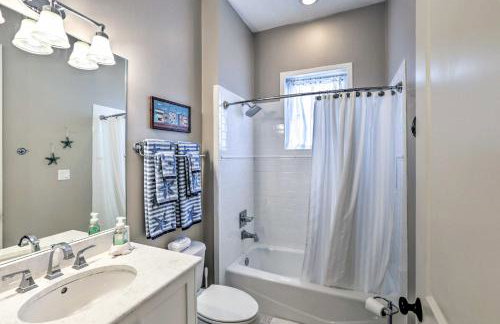 Breezy Home with Grills, Pool and Beach Access! - Foto 17