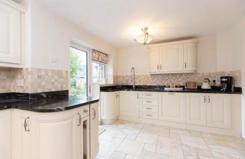 Hot Tub Free Parking 5 Bedroom Large Space - Photo 7