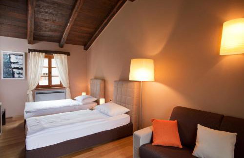 Villa Poropati, Grožnjan, Istria - Luxury Countryside Estate for up to 19 persons - Large pool of 80m2 with kids section - Foto 22