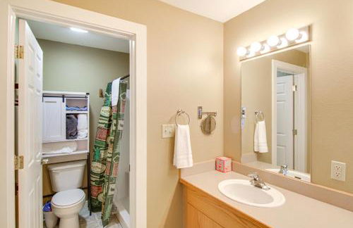 First-Floor Big Sky Condo with Hot Tub! - Foto 19