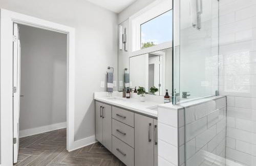 Modern Luxury with Rooftop Deck, 3 mi to Downtown - Foto 21