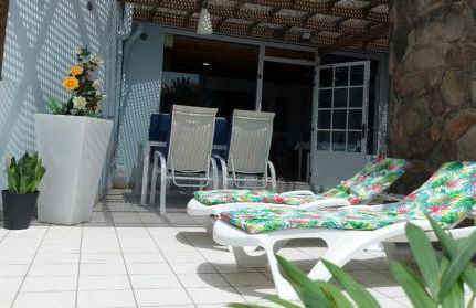 2BR Bungalow with Sunny Private Terrace - Secure Gear Storage - Foto 5