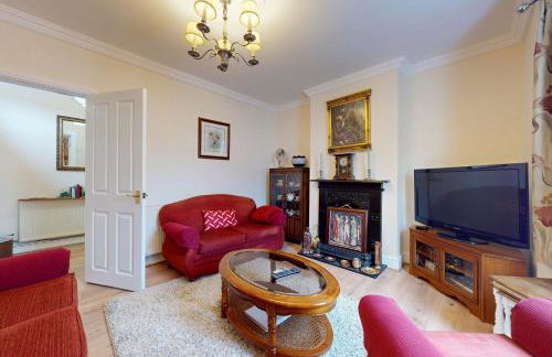 Chic 2BR with Private Backyard Near Loughton Tube - Foto 7