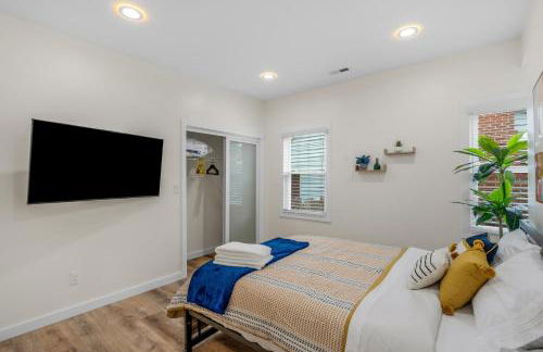 Stylish 4BR Haven: Serene Backyard and Fire Pit - Foto 12