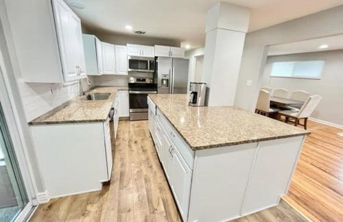 Newly Renovated Home w Garage Near Old Town - Foto 4