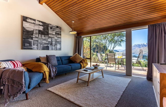 Amazing Lake View Spacious Townhouse with Parking - Photo 13