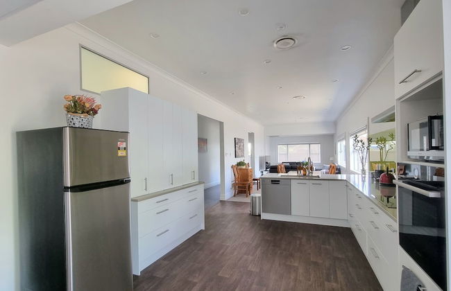 Cheerful 5 - Bedroom Home - Free Parking - Foto 23