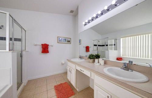 630- 3 Bedroom South facing Home with Pool Drenched in Florida Sunshine Perfect for Families - Foto 48