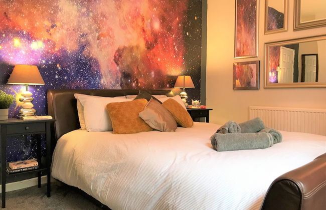 Central Wigan Welcoming Townhouse Sleeps up to 6 - Photo 4