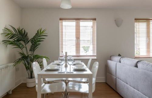 Bright 2BR Apartment - 2 Free Parking Spaces - Near LGW Airport - Foto 16